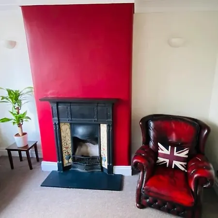 Prestwich Garden Retreat: Manchester-Close 3BR with Parking & Netflix Exterior photo