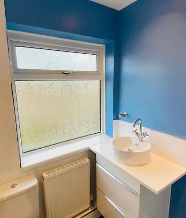Prestwich Garden Retreat: Manchester-Close 3BR with Parking & Netflix Exterior photo
