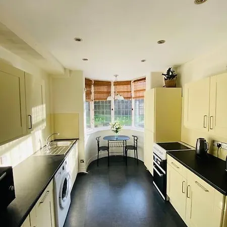 Prestwich Garden Retreat: Manchester-Close 3BR with Parking & Netflix Exterior photo