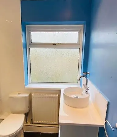 Prestwich Garden Retreat: Manchester-Close 3BR with Parking & Netflix Exterior photo