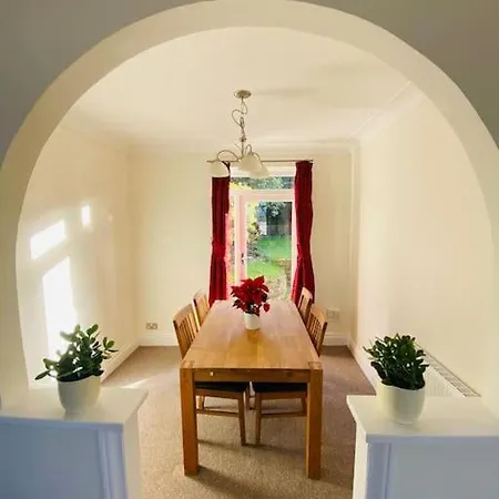 Prestwich Garden Retreat: Manchester-Close 3BR with Parking & Netflix Exterior photo