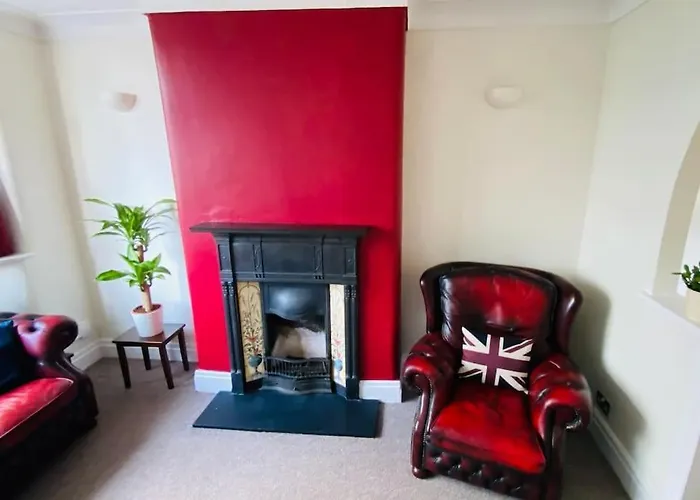 3 Bedroom Property In Prestwich 15 Mins From Manchester City Centre Garden Free Parking Superfast Wifi Netflix