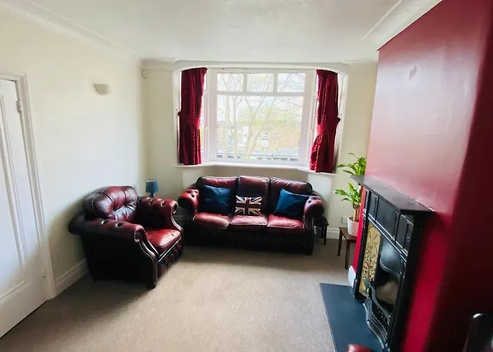 3 Bedroom Property In Prestwich 15 Mins From Manchester City Centre Garden Free Parking Superfast Wifi Netflix